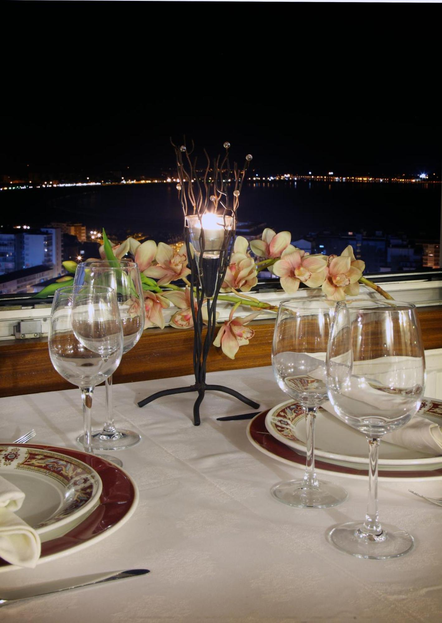 Hotel Restaurante Risco Laredo Buitenkant foto