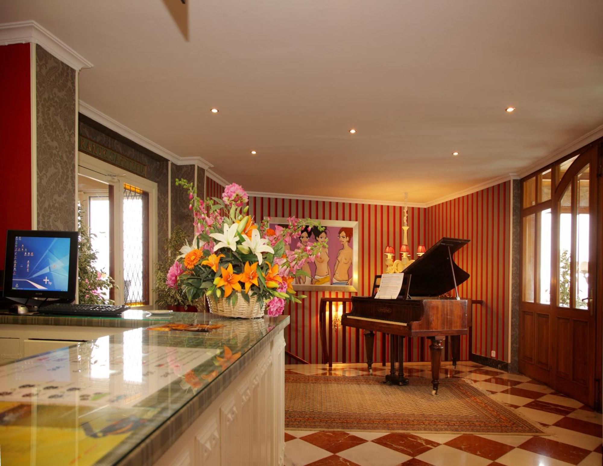 Hotel Restaurante Risco Laredo Buitenkant foto